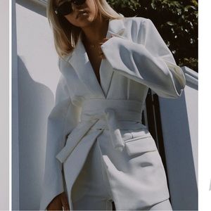Bright white structured blazer with 2 waist belts odd muse - size small